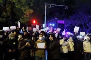 白紙運動北京場四通橋表達訴求！重重警力防堵下告吹
