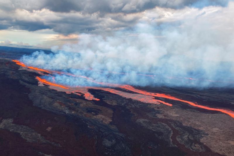 ▲美國地質調查所（USGS）火山活動服務處表示，全球最大活火山夏威夷毛納羅亞山（Mauna Loa）頂的火山口正在開始噴發。（圖／美聯社／達志影像）