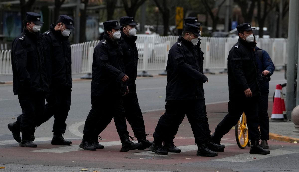 ▲因應過去兩天的抗議風潮，中國北京、上海、杭州等多個城市28日明顯在人潮往來之地加強警力戒備，難見大規模人潮聚集。（圖／美聯社／達志影像）