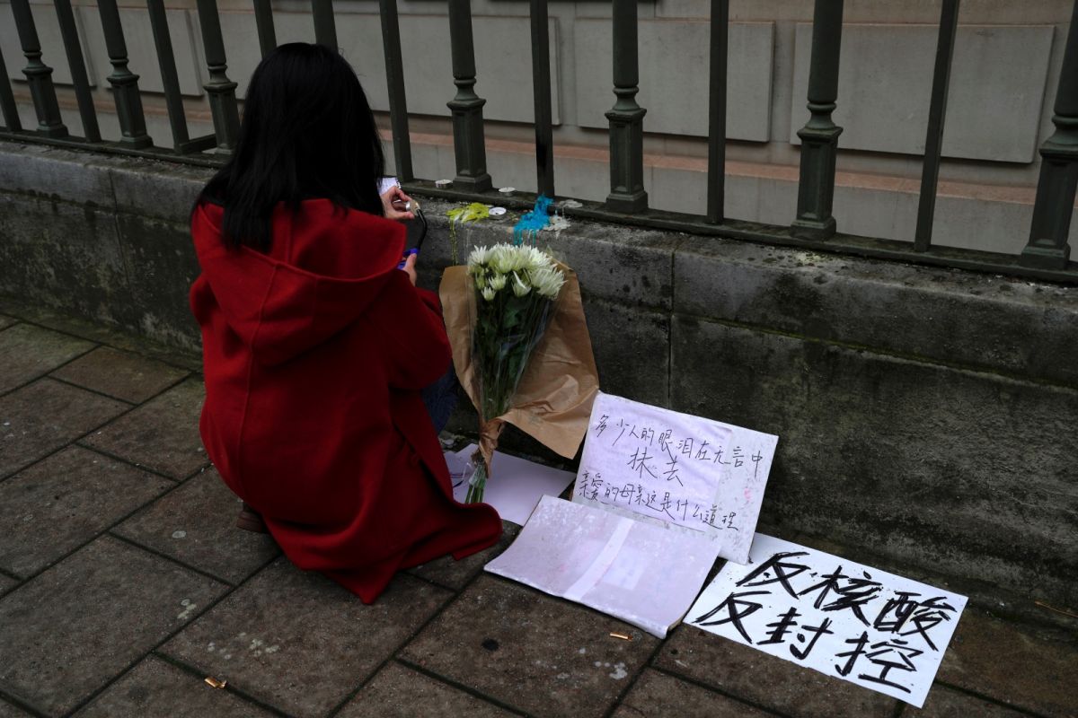 ▲針對中國嚴格防疫清零政策和限制自由的抗議活動，已蔓延到全球至少十幾個城市。圖為中國駐英國倫敦大使館外獻花哀悼的民眾。（圖／美聯社／達志影像）
