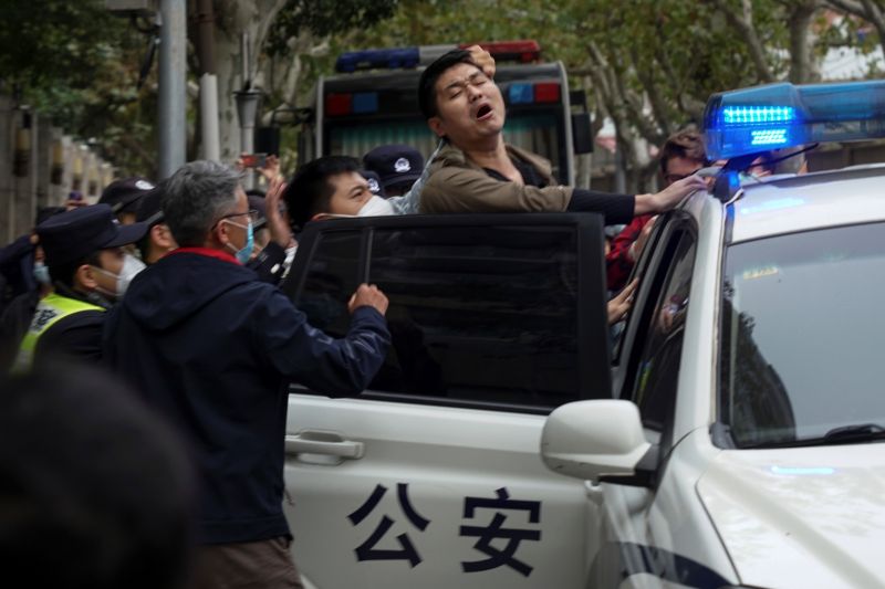 ▲中國多座大城市近日爆發反防疫封控的白紙運動。圖為上海民眾被警察押走。（圖／美聯社／達志影像）