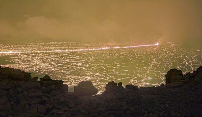 ▲全球最大活火山夏威夷毛納羅亞（Mauna Loa）火山27日開始噴發，為近40年首見，結束有歷史記載以來最長平靜期。（圖／美聯社／達志影像）