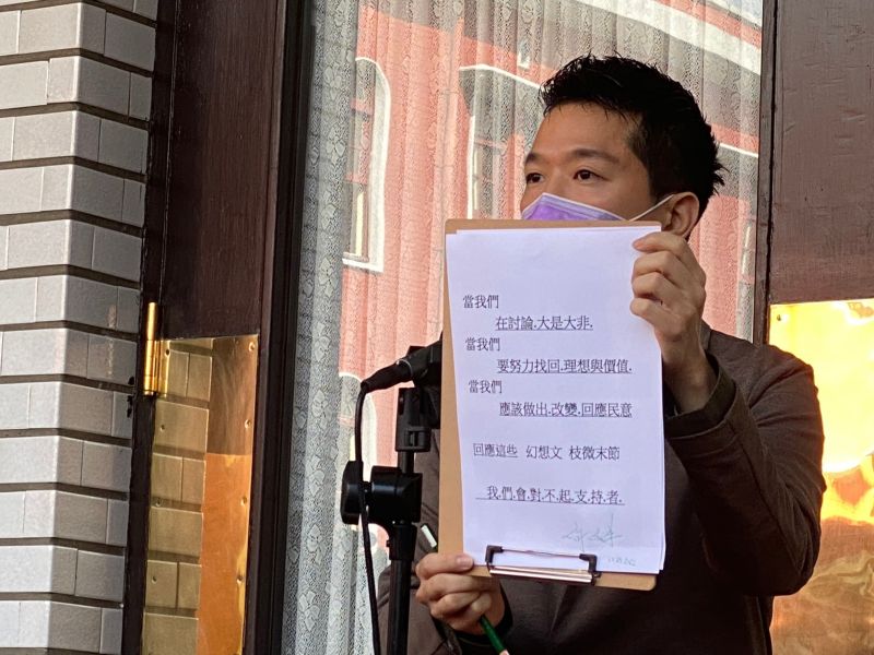 ▲選後連番遭黨內同志圍剿，何志偉首度公開露面並發出聲明。（圖／記者陳威叡攝，2022.11.29）