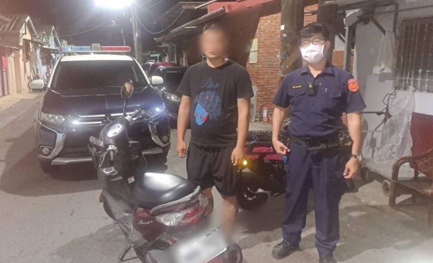 ▲高雄大社區昨（28）日晚間傳出暴力事件，一名38歲的曹姓男子在興楠路上突然遭到毆打，頭部、肢體多處受傷，警方在凌晨將涉案的27歲的葛姓男子、26歲的黃姓男子逮捕到案。（圖／翻攝畫面）