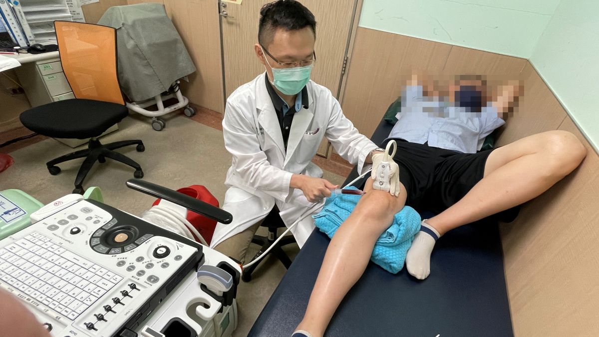 ▲醫師透過超音波抽出患者膝蓋積血，大幅減緩疼痛狀態(圖／醫院提供2022.11.29)