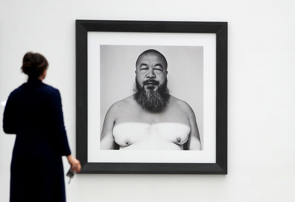 ▲中國異議藝術家艾未未表示，中國最近的抗議浪潮不會動搖習近平政府，因為警察就能讓示威者噤聲。（圖／美聯社／達志影像）