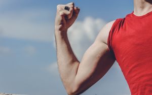 壯碩男上班穿「緊身衣」遭主管唸!眾聽理由認了:超合理