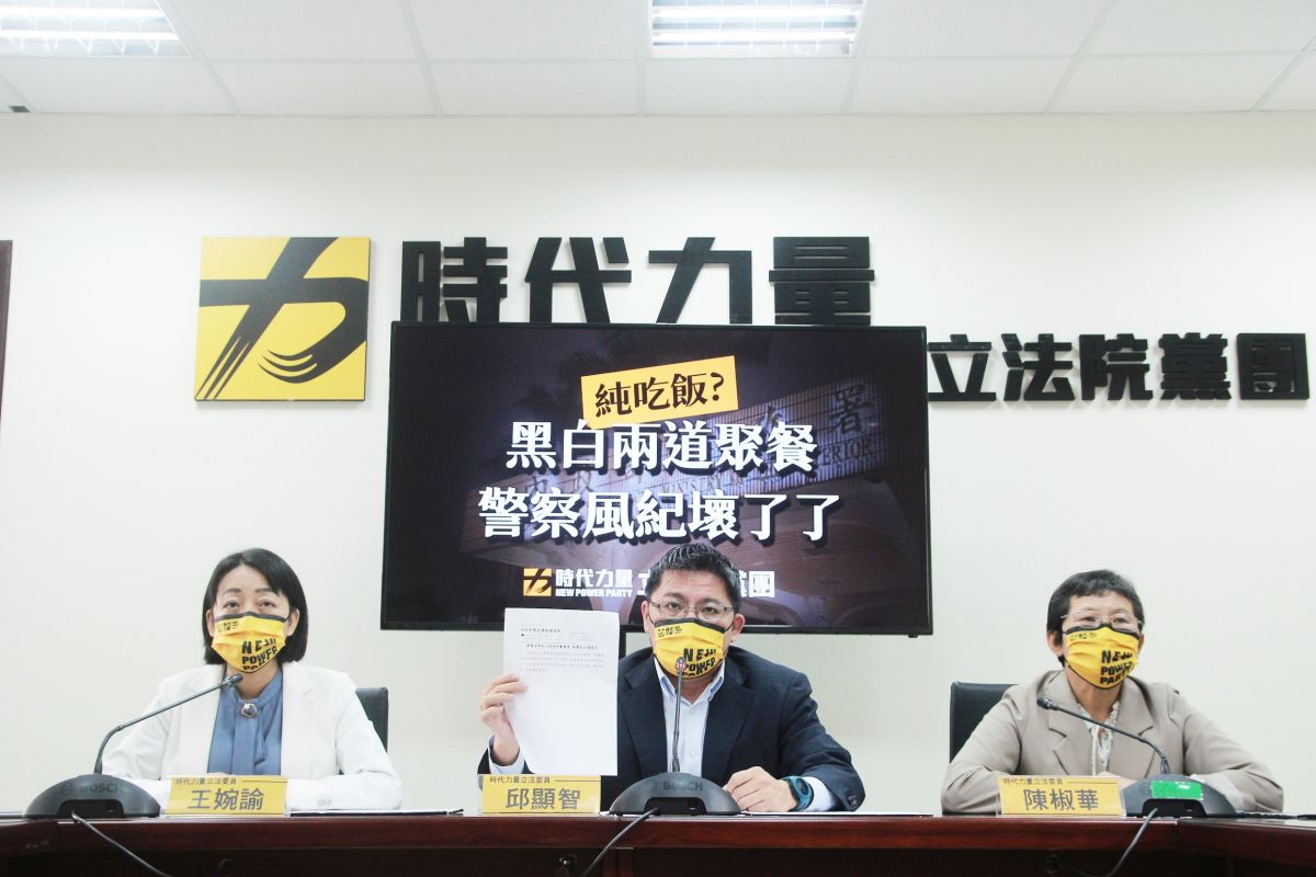 ▲立委王婉諭、邱顯智昨天開記者會，呼籲決策委員應盡快辭職改組後，今日與黨主席陳椒華3人首度一起同開記者會。（圖／時力立院黨團提供）