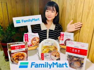 ▲全家年底再推超強聯名,繼續找來鼎泰豐、百萬YouTuber千千合作。(圖/全家提供) ▲全家年底再推超強聯名,繼續找來鼎泰豐、百萬YouTuber千千合作。(圖/全家提供)
