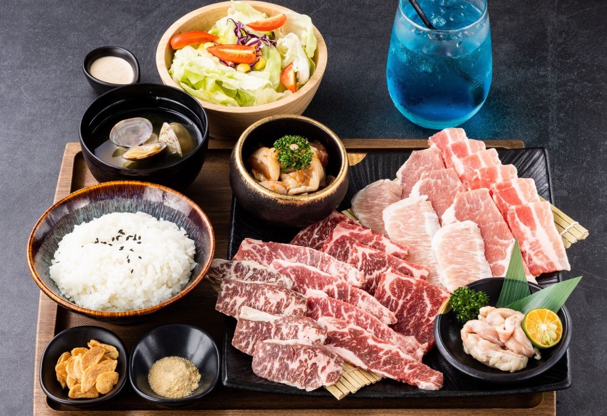 ▲全家開燒肉店了！全家國際餐飲首發自創品牌「IKIGAI燒肉專門店」插旗天母商圈大葉高島屋B1，主打單人「個食型」燒肉，價格280元起竟有白飯、蛤蜊味噌湯可無限續加吃到飽。今起試營運「限2天享9折」優惠，12/1正式開幕祭出一連串優惠。（圖／全家國際餐飲提供）