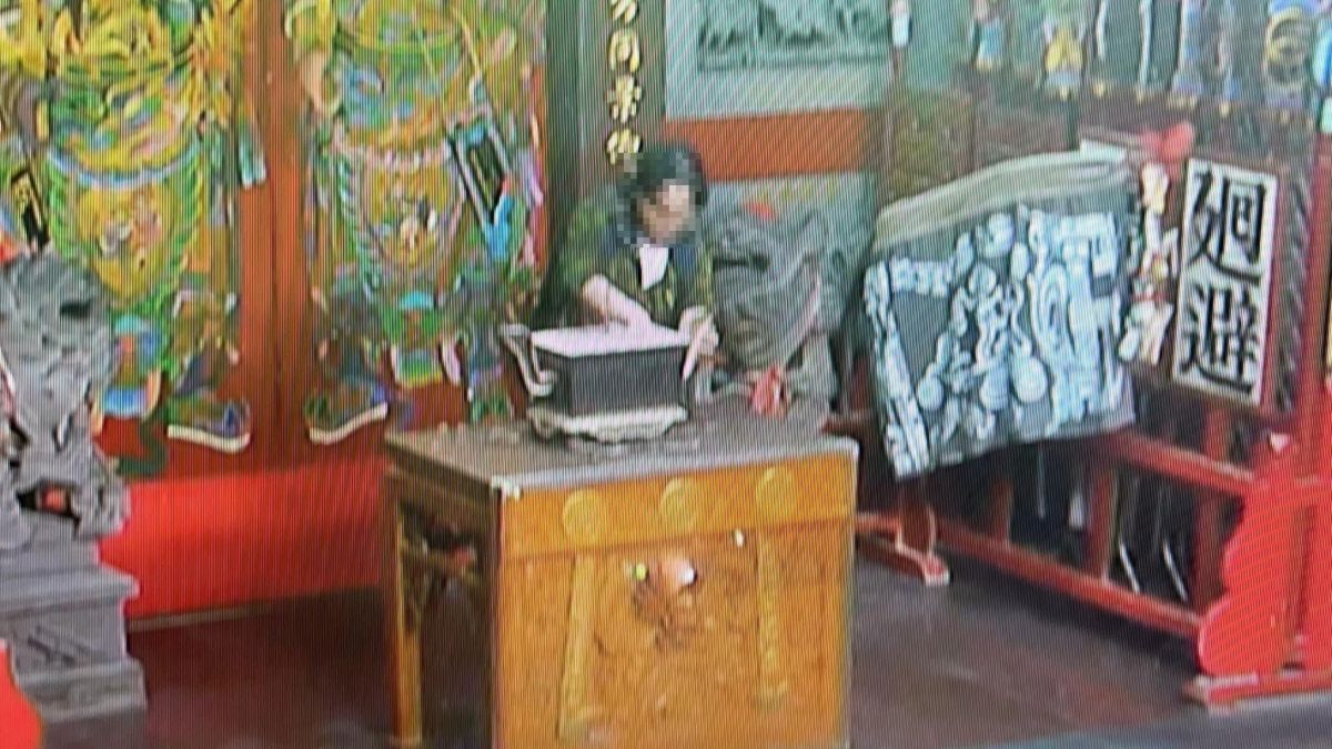 ▲台南市西羅殿的天公爐，11月27日凌晨遭人埋入「生雞腿」，廟方憤而報警，警方循線逮回犯案的呂姓男子。（圖／西羅殿提供）