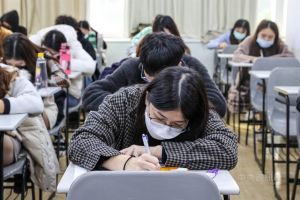 單日本土疫情較上週降5%！校園口罩指引將「區隔室內外」
