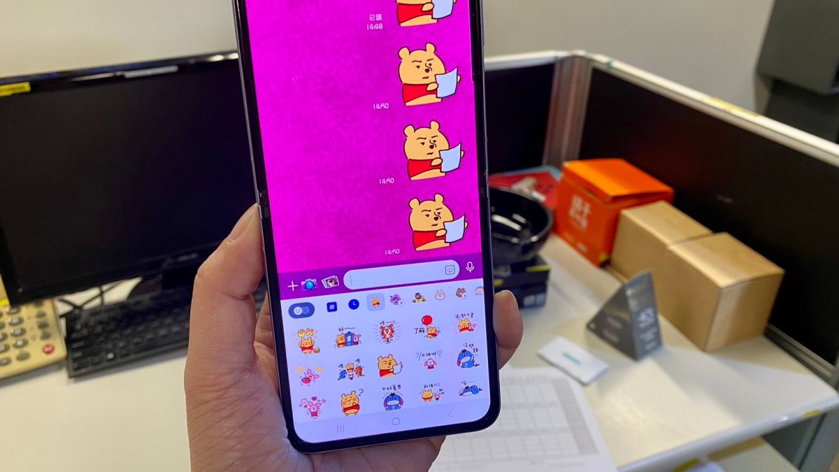 ▲中國湧現白紙運動，「維尼熊拿白紙」LINE貼圖一夕暴紅。（圖／記者黃韻文攝）