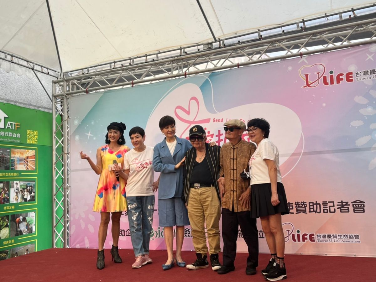 ▲「愛抵家」公益活動，左起為唐玲、紀麗如、方芳芳、林松義、李炳輝和紀寶如。（圖／記者侯家瑜攝）