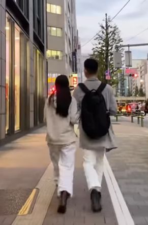 ▲林明禎的媽媽一直用手機紀錄姊弟倆在日本逛街的背影。（圖／翻攝自林明禎IG）