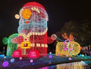 在縣議會前紅磚廣場為期到明年2/5,聖誕樹燈光音樂秀每晚17:30~22:00亮燈,有頂有著金黃閃亮星星造型的12米聖誕樹,10米的聖誕老公公換上新裝,手提著滿滿一大袋禮物,駕著馴鹿車的2隻圓滾滾的麋鹿坐在草地上。 ▲在縣議會前紅磚廣場為期到明年2/5,聖誕樹燈光音樂秀每晚17:30~22:00亮燈,有頂有著金黃閃亮星星造型的12米聖誕樹,10米的聖誕老公公換上新裝,手提著滿滿一大袋禮物,駕著馴鹿車的2隻圓滾滾的麋鹿坐在草地上。(圖/部落客「宜蘭ㄚ欣的美食日誌」授權提供)