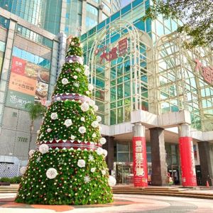 除了上述的點燈晚會之外,包含12月17、18日於河樂廣場舉辦的『2022光之聖誕愛無限-Hello 聖誕綠市集』活動,另有奇美博物館、南紡購物中心、新光三越小西門、大遠百、三井Outlet等各商圈、百貨,也紛紛推出各自規劃的聖誕活動。 ▲除了上述的點燈晚會之外,包含12月17、18日於河樂廣場舉辦的『2022光之聖誕愛無限-Hello 聖誕綠市集』活動,另有奇美博物館、南紡購物中心、新光三越小西門、大遠百、三井Outlet等各商圈、百貨,也紛紛推出各自規劃的聖誕活動。(圖/台南觀旅局提供)