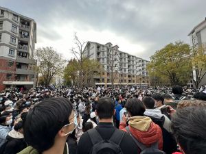 ▲北京清華大學出現數百名學生自發集會抗議。（圖／Twitter：GFWfrog） 
