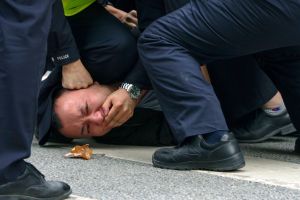 新疆 烏魯木齊 上海 白紙運動 ▲上海有民眾因白紙運動示威遭警方強壓在地。(圖/美聯社/達志影像)