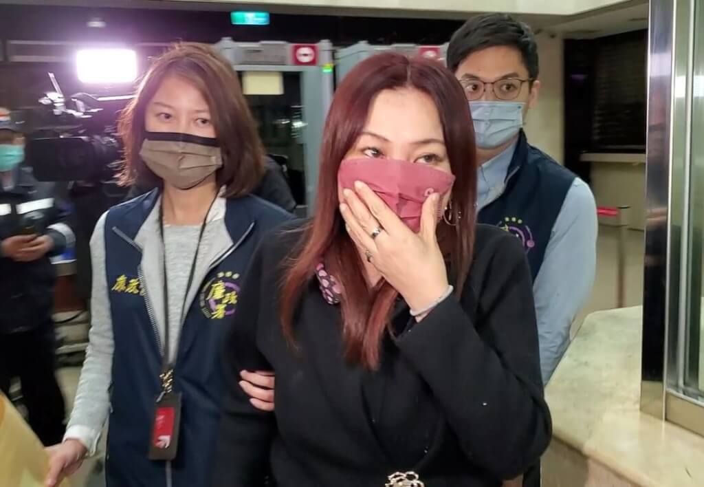 ▲台北市殯葬處前副處長王文秀（中）涉嫌於任內收受廠商賄賂數十萬元，台北地檢署29日指揮廉政署搜索17處，預計訊問王女等7名被告、3名證人。（中央社檔案照片）