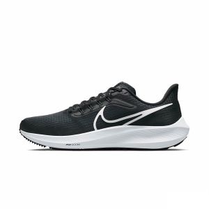 報導 ▲蝦皮購物「12.12狂歡生日慶」NIKE AIR ZOOM PEGASUS 39 慢跑鞋,優惠價2,350元。(圖/品牌提供)