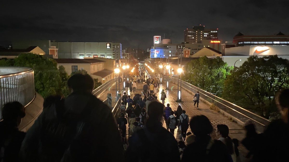 ▲日本東京都立大學29日下午驚傳砍人事件，目前當地警方正全力追緝嫌犯。事件發生後，校方隨即疏散校內學生。（圖／翻攝推特@se_airrepman）