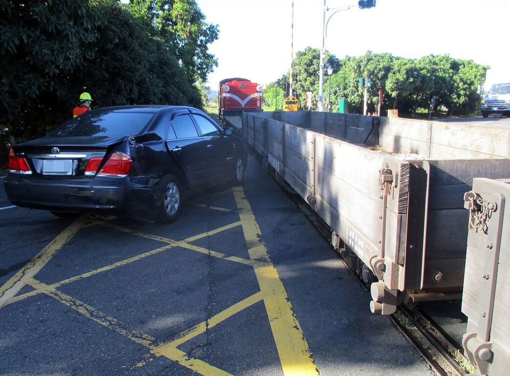 ▲自小客車駕駛李姓男子29日駕車由嘉義市區走166線往竹崎方向行駛，在行經竹崎鄉166線道與阿里山林鐵第47號平交道時，疑因陽光刺眼視線不清，未及時察覺柵欄已放下，直接撞上林鐵行經的工程車，所幸未釀人員傷亡。（警方提供）中央社記者黃國芳傳真 111年11月29