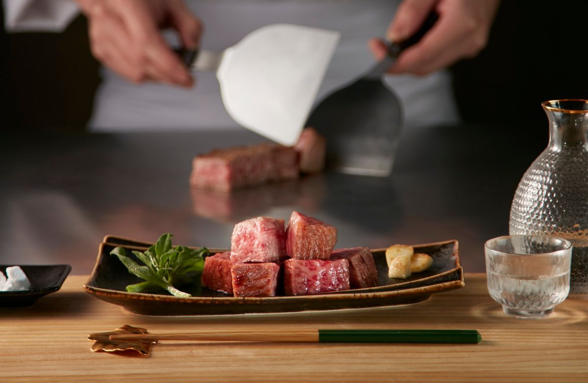 ▲比約會勝地夏慕尼更高檔！王品集團睽違9年再開鐵板燒全新品牌，「阪前」鐵板燒主打日澳頂級「和牛七吃」，再搭配新鮮龍蝦、活鮑、干貝等浮誇海鮮，一次大啖海陸饗宴，12月將於台北中山商圈開幕。（圖／王品集團提供）