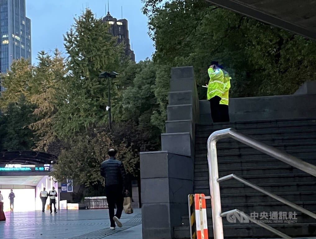 ▲上海市烏魯木齊中路連續2天群聚抗議活動後，上海市區地鐵站出口、街道29日見警率明顯激增，人民廣場地鐵站出口外制高點可見警察。中央社記者李雅雯上海攝 111年11月29日