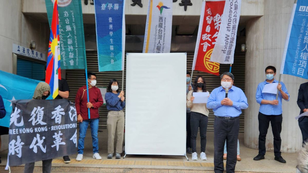 ▲台灣學生聯合會今（30）日邀請不同世代的學運參與者，以及中國、香港、新疆的民主運動人士，到立法院前聲援中國白紙運動。（圖／記者李琦瑋攝，2022.11.30）