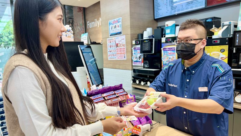 ▲觀光局在海外發放10萬份「台灣水果盒兌換卡」，讓國際旅客到台灣玩時，可隨時到全家免費兌換鮮切水果。（圖／業者提供）
