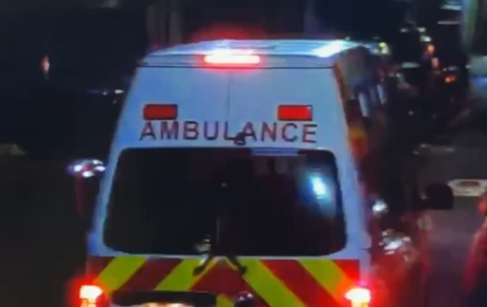 ▲新北市三重重陽路二段，30日凌晨1點多發生一起兇殺案件，一名63歲季姓婦人疑不堪丈夫長期家暴，趁著72歲范姓丈夫熟睡時，拿菜刀、水果刀刺向其胸口、脖子，范翁倒臥血泊失去生命跡象。（圖／翻攝畫面）