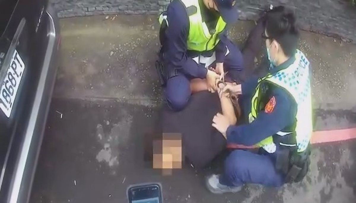 ▲員警窮追不捨，終將一名拒檢的駕駛人追捕到案，經查原來是名酒駕的公共危險通緝犯（圖/記者鄧力軍翻攝）