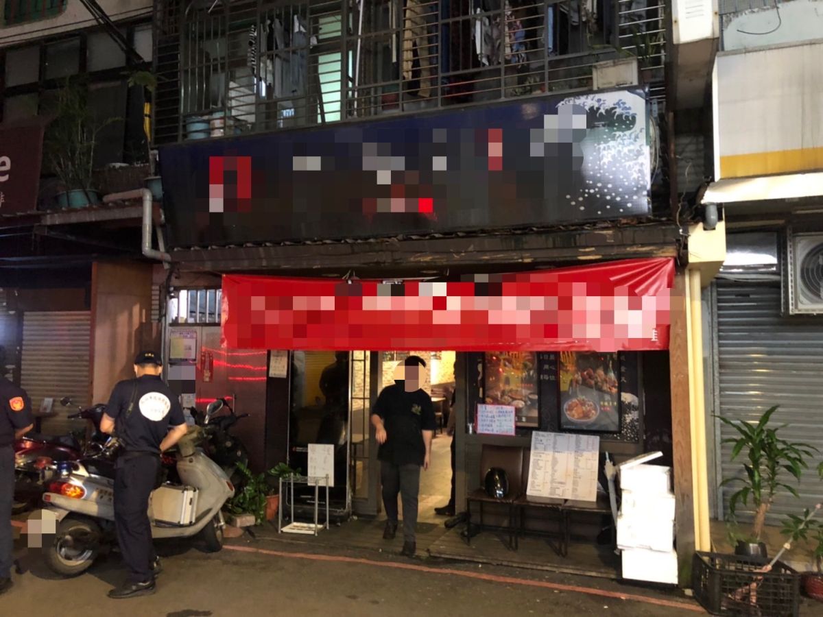 ▲昨（29）日晚20時34分，板橋介壽街一間餐飲店內，事發時黃姓員工正在上班，突然闖入3名惡煞對其持刀追砍，導致黃男左手、左手肘、左大腿、左臀及背部都遭砍，鮮血直流，緊急送往亞東醫院救治，無生命危險。（圖／翻攝畫面）