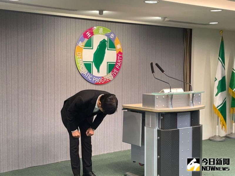▲陳其邁代表民進黨深深一鞠躬,感謝選民給予反省的機會,也承諾會深刻檢討,謙虛面對民意。(圖/記者黃宣尹攝,2022.11.30)