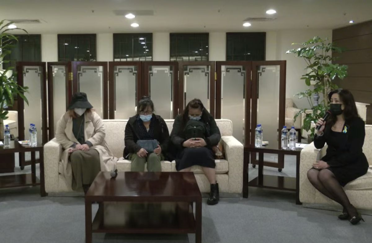 ▲25歲台灣男子曾聖光在烏克蘭戰死，曾聖光家屬將他骨灰帶回台灣，今（30）日在外交部安排下召開記者會。（圖／翻攝自外交部直播）