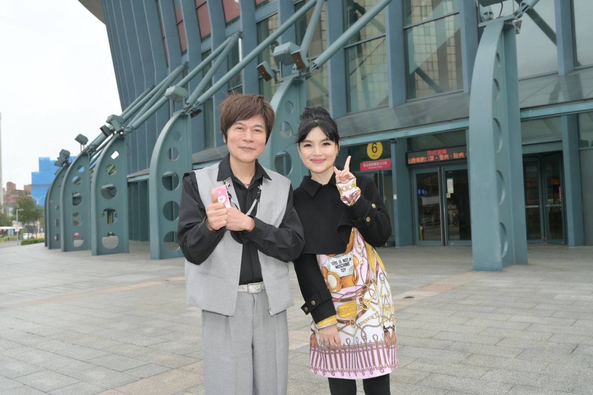 ▲洪榮宏（左）、談詩玲出席公益活動。（圖／寬宏藝術提供）