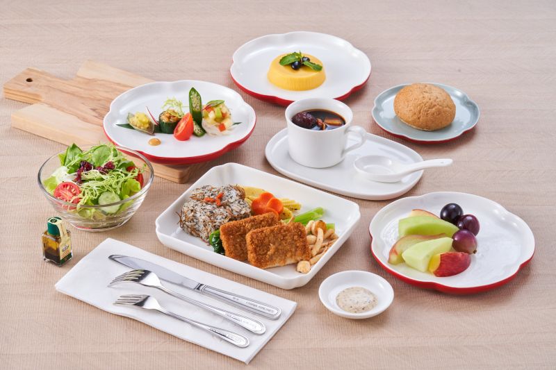 ▲豪華商務艙／商務艙餐點，包含前菜春天盛合沙拉、主菜松露炊飯搭配法式芥子醬新魚排以及湯品首烏養生湯等。（圖／華航提供）