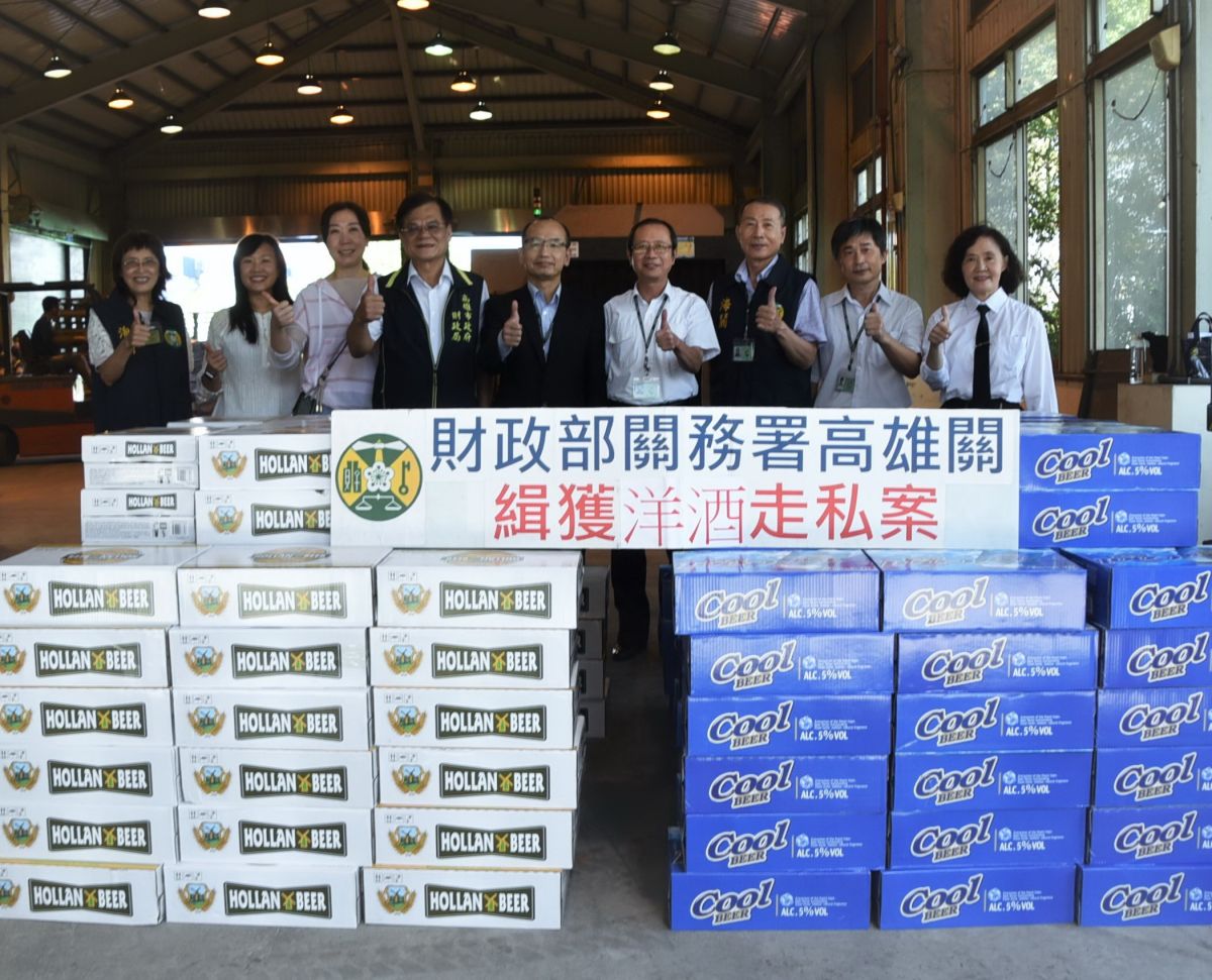 ▲財政部關務署高雄關查獲8只轉口貨櫃走私60萬罐啤酒。(圖／記者黃守作攝，2022.11.30)