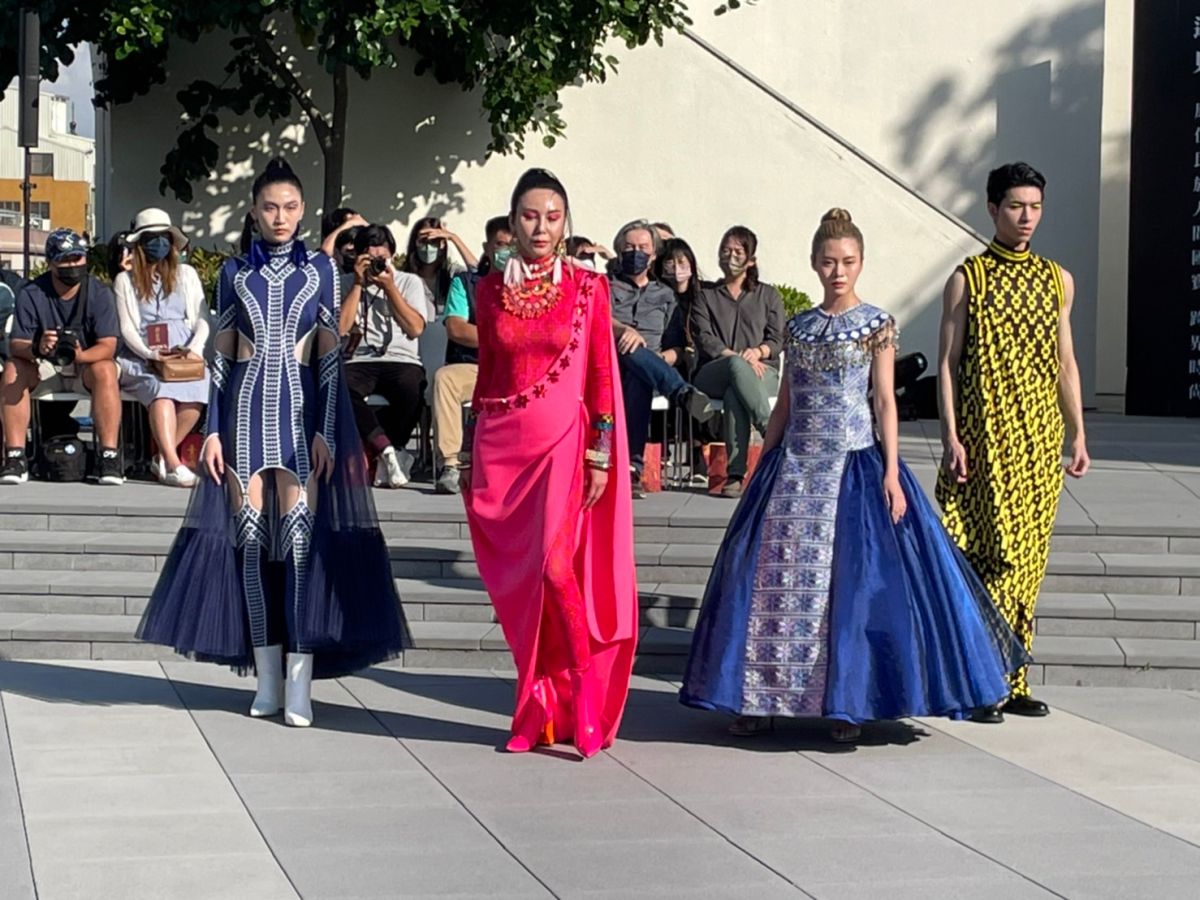 ▲凱渥名模洪曉蕾(左二)領軍團隊，精彩演繹「2022潮臺南－遇見：原住民族人間國寶跨界時尚」展（圖／記者林怡孜攝，2022,11,30）