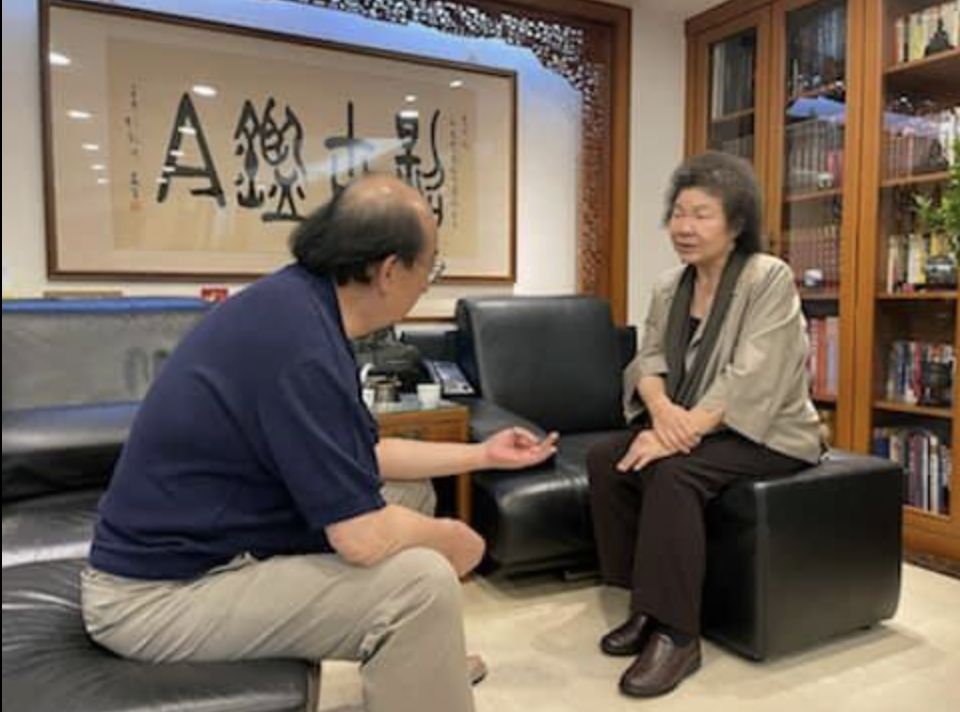 ▲陳菊在選後捧著鮮花向親自上門向柯建銘加油打氣。（圖／翻攝自柯建銘臉書）