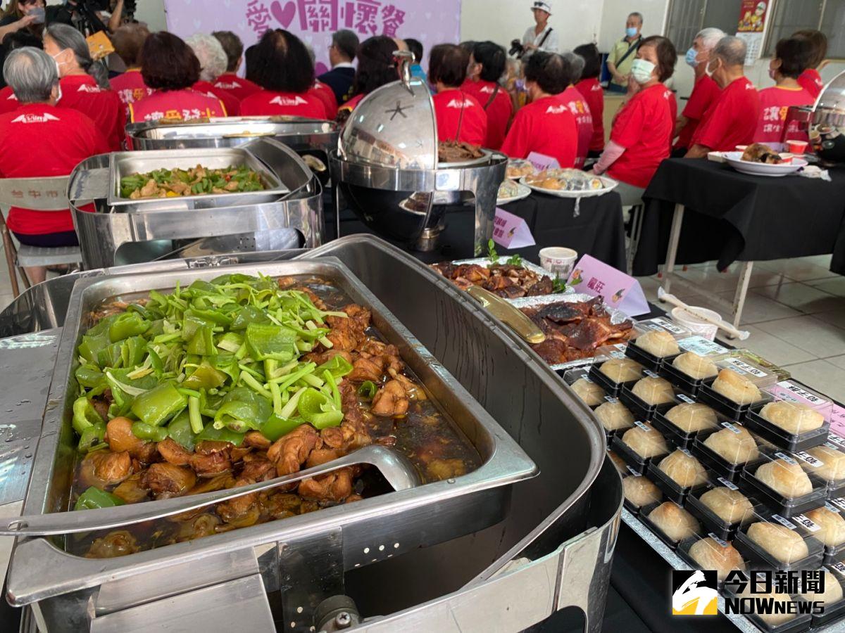 ▲台中大坑商圈歲末送暖，今天邀集14家名店提供美食舉辦「愛的關懷餐」宴請長輩。（圖／記者金武鳳攝，2022.11.30)