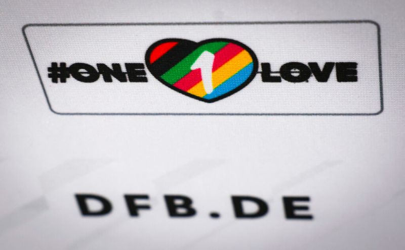 ▲國際足球總會卡達世界盃球迷以彩虹旗和寫有「同一份愛」（One Love）的彩虹臂章，反制東道主卡達反LGBTQ政策。（圖／美聯社／達志影像）