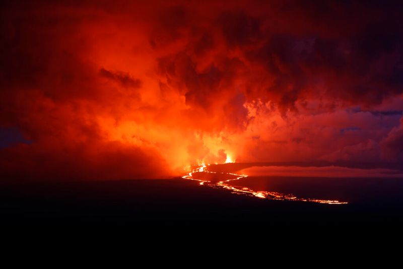 ▲美國夏威夷毛納羅亞火山自上個月27號再度爆發。（圖／美聯社／達志影像）