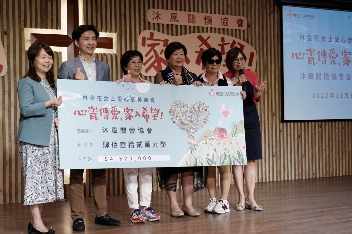 ▲林志穎母為兒祈福，今天在台中舉行義賣陶瓷創作430萬元全數捐助「沐風」。（圖／沐風提供）