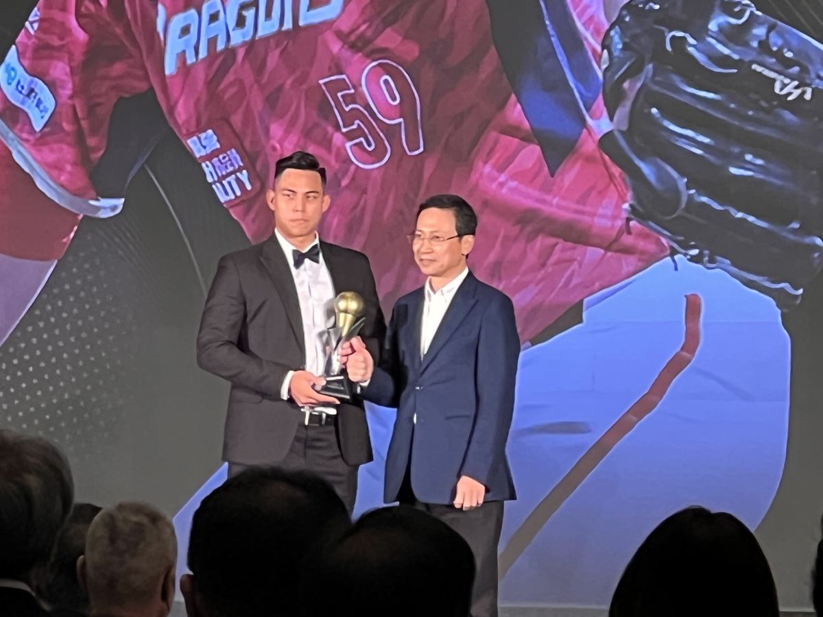 ▲味全龍守護神陳冠偉獲中職33年新人王(圖/記者簡名杉攝)