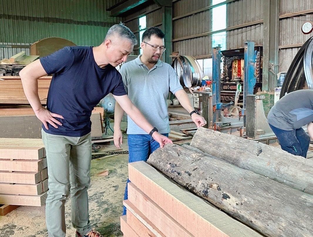 ▲大皆設計公司執行長李克忠到原木廠討論健康建材使用方法。（圖／大皆提供）