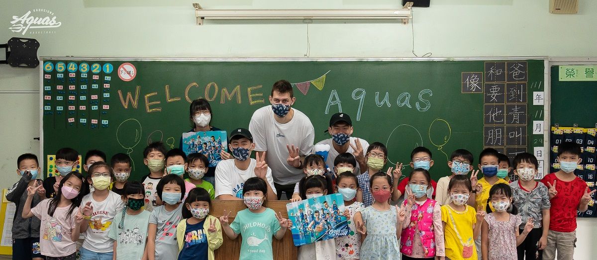 ▲T1聯盟衛冕軍高雄全家海神職業籃球隊連兩週於主場高雄巨蛋舉辦#雄心萬浪主題週，走入學校、回饋基層。庫薩斯、林任鴻、邱子軒三帥30日前往高雄市陽明國民小學，與近350名師生同樂。（圖／海神球團提供）