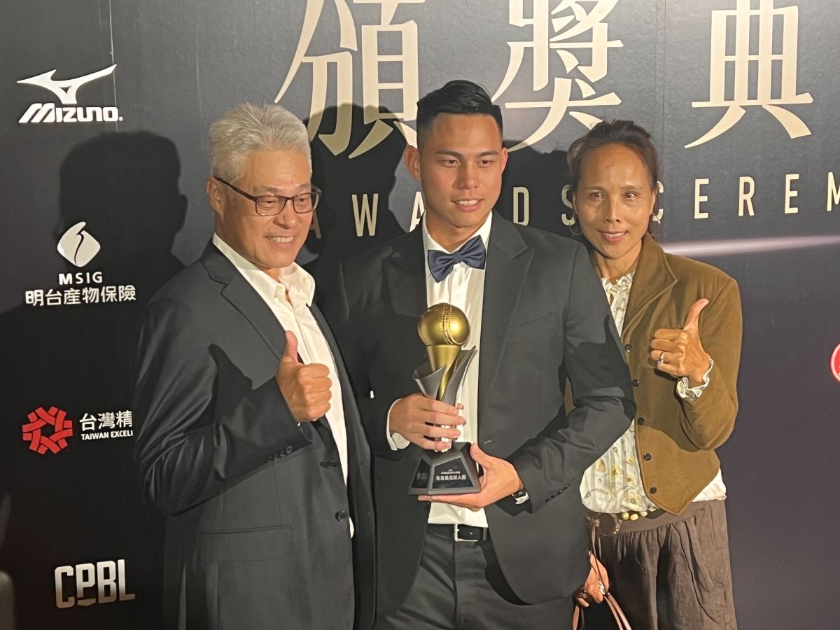 ▲陳冠偉(中)奪新人王，父陳威成(左)母劉影雪(右)驚喜現身(圖/記者簡名杉攝)