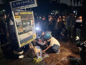 台大學生秉燭聲援中國「白紙革命」　為罹難者哀悼
